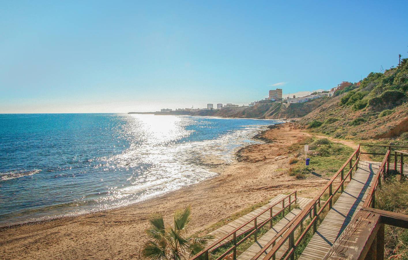 Entire holiday apartment, Cozy Beach Apartment with A/C, TV, WiFi & Parking in Las Calas, Torrevieja