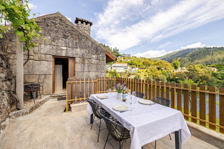 Holiday Home 'Estúdio À Beira Da Água No Gerês' with Lake View, Wi-Fi and Air Conditioning in Vilar da Veiga, Gerês