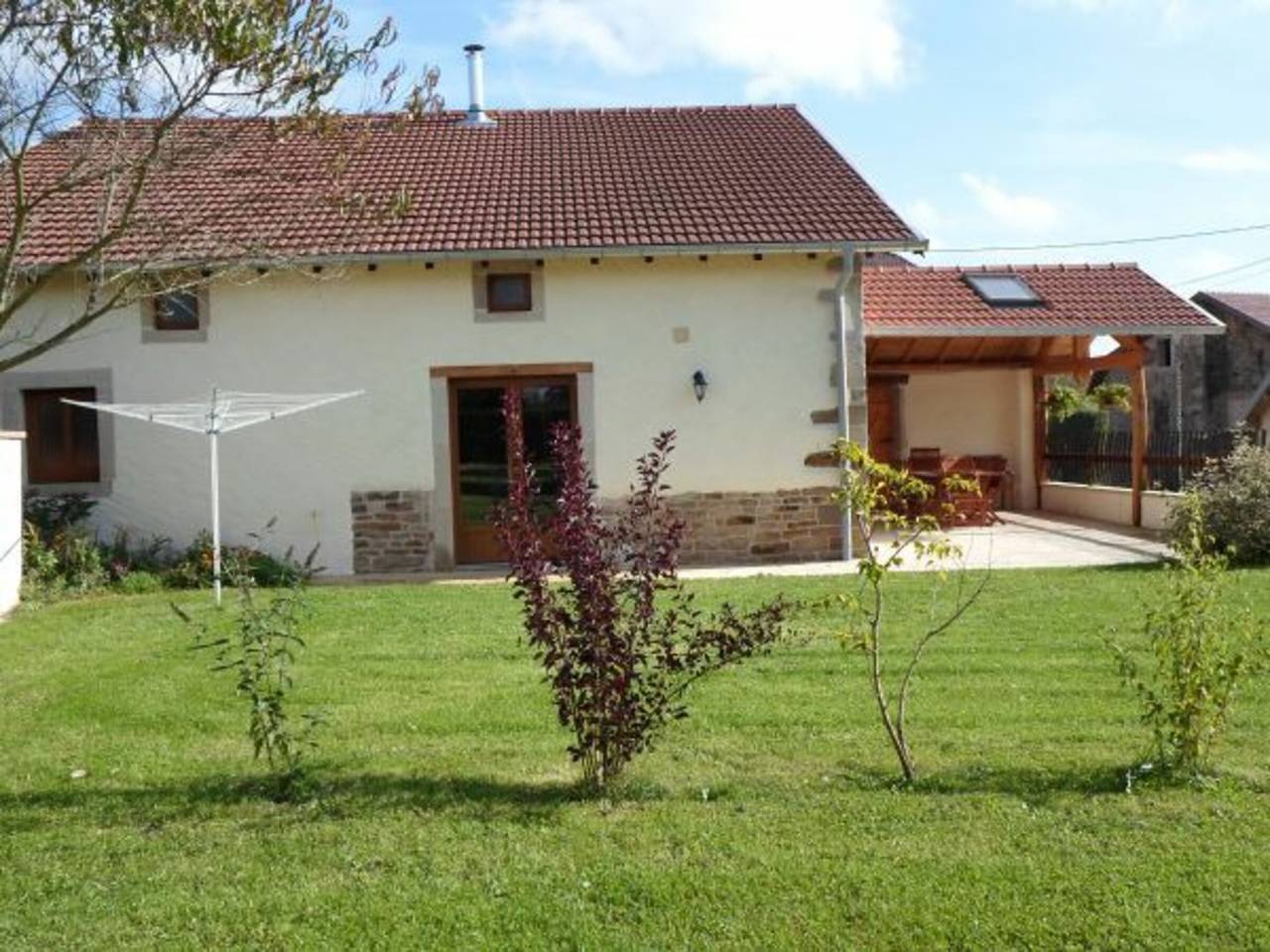 Gîte spacieux avec terrasse, confort moderne dans un cadre verdoyant et propice aux balades. in Harsault, La Vôge-les-Bains