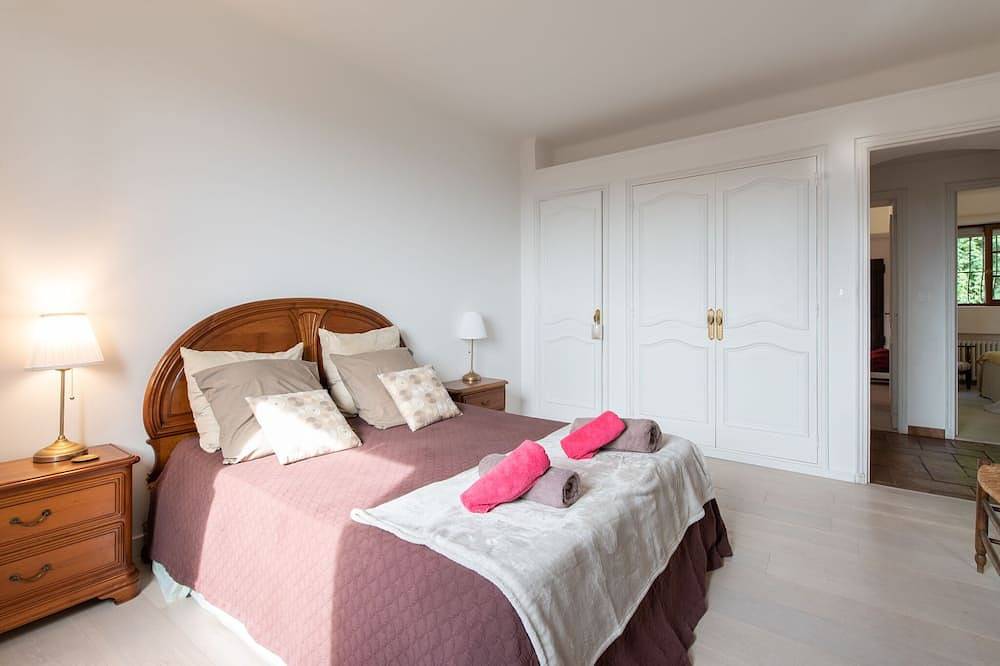 Golfe de St Tropez : Grande villa +piscine + jacuzzi. Idéale pour famille. in Les Issambres, Roquebrune-sur-Argens