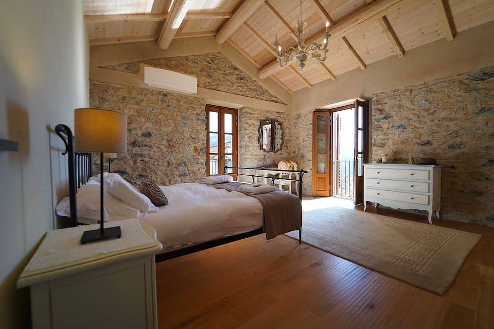 Villa Viviana 10P Luxury by Villasretreats, w/Pool, A/C, Wifi, Bbq near 5 Terre in Licciana Nardi, Nationalpark Toskanisch-Emilianischer Apennin