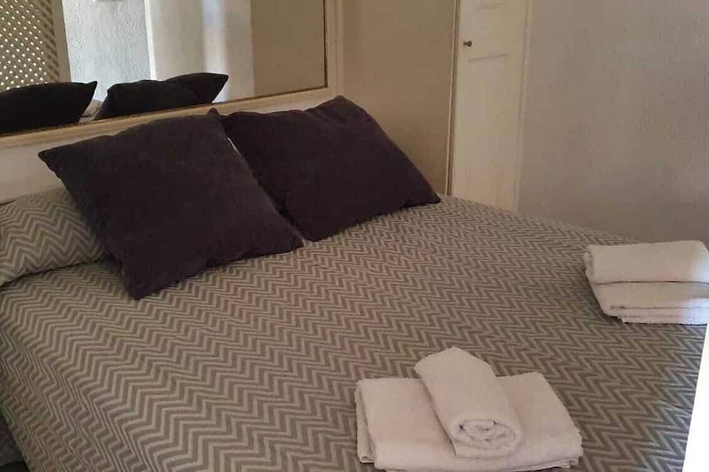 Entire apartment, Apartment Tenerife Sur - beachfront Las Americas - pool - air cond in Playa de las Américas, Arona