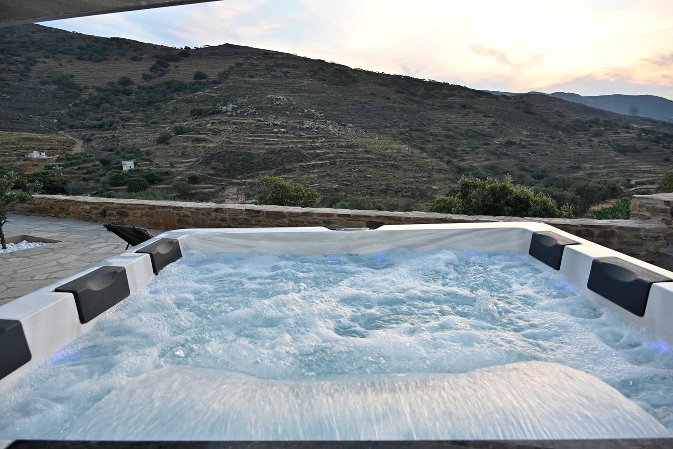 Villa 'Celini House 2' mit Bergblick, Wlan und Klimaanlage in Tínos