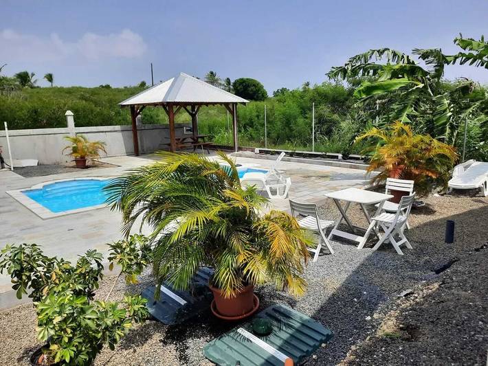 Gîte pour 4 personnes, avec terrasse et piscine à Petit-Canal