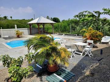 Gîte pour 4 personnes, avec piscine et terrasse à Petit-Canal