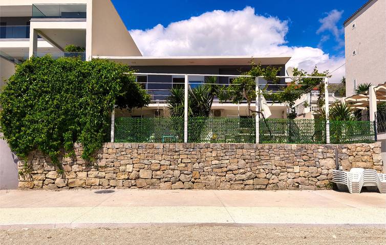 Cozy Apartment with Terrace, WiFi, & Parking - 1km from the Beach in Podstrana, Split-Dalmatia