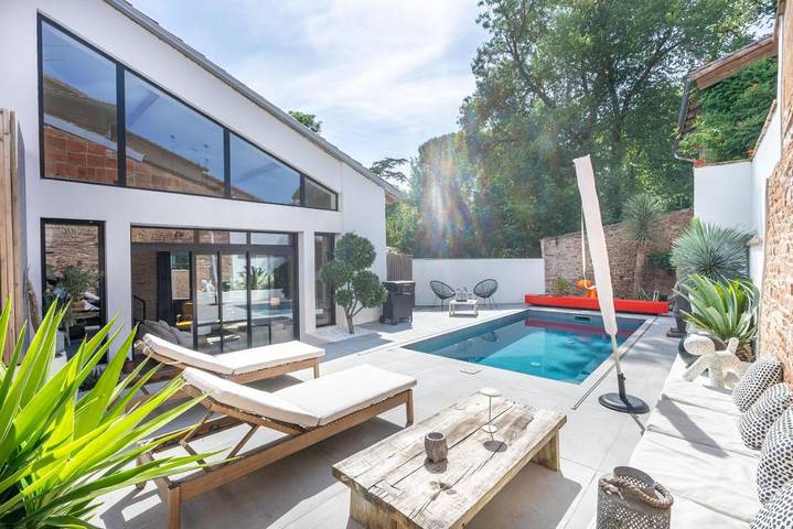 Location de vacances pour 6 personnes, avec Terrasse ainsi que Jardin et Piscine dans Bazus