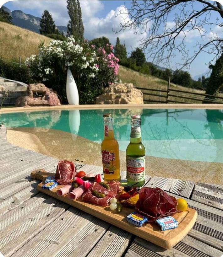 Location de vacances pour 4 personnes, avec jacuzzi et jardin ainsi que piscine et terrasse à Mouxy - 3