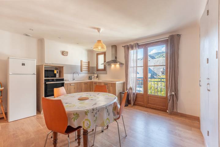 Entire apartment, Apartment 'Gîte Au Coeur D'Arreau' with Mountain View and Balcony in Arreau, French Pyrenees