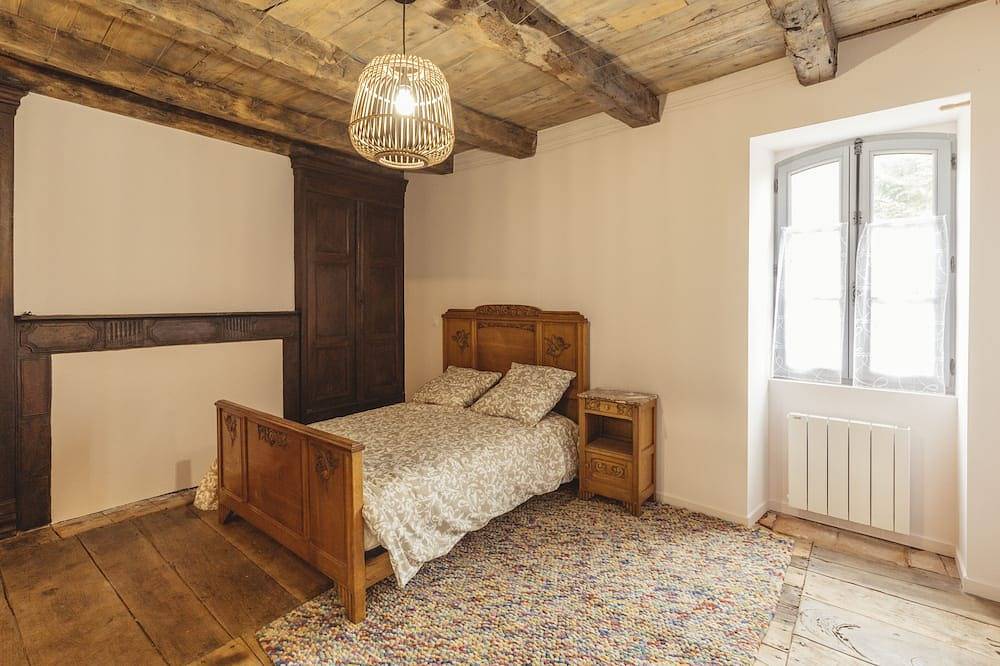 Abitazione-Tradizionale-Bagno privato con vasca-Vista piscina-La Souillarde in Tour-de-Faure, Massif Central