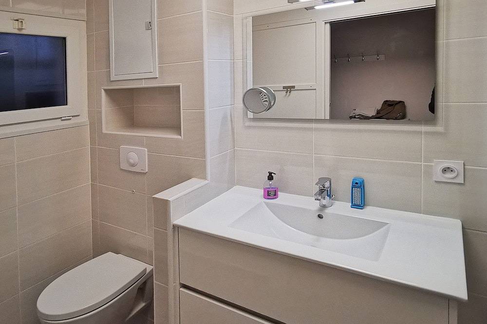 Appartement entier, Above the vineyards on the forest slope: cozy apartment with a dream view in Laroque-des-Albères, Côte méditerranéenne (France)