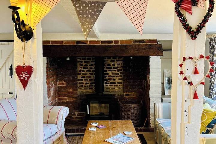 Mersea Anchorage Cottage | Estuary Views in Mersea Island, Colchester
