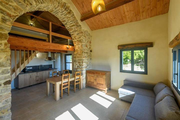 Location de vacances pour 4 personnes, avec vue ainsi que jardin et piscine à Blandas