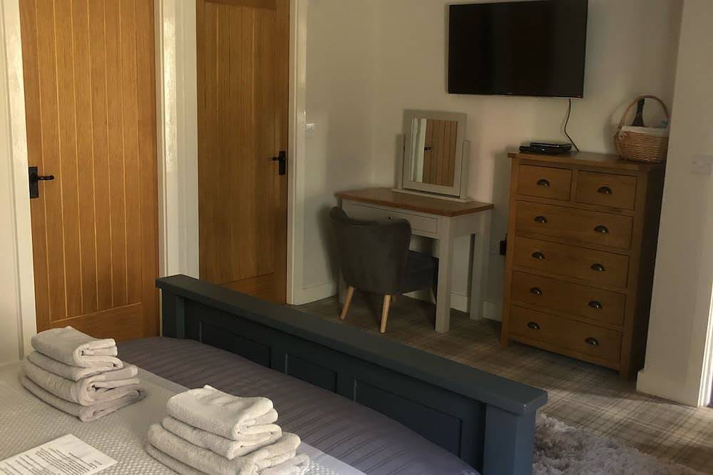 Beautiful modern Lakeland cottage with private hot tub, bbq and wood burner in Lake District