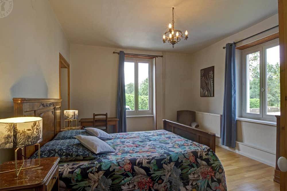 Gîte spacieux avec piscine et animaux acceptés pour 15 personnes in Mornand-en-Forez, Montbrison
