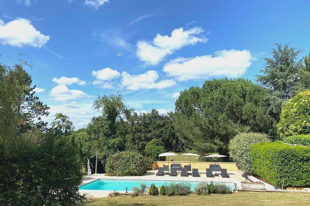 Pavot Gite at Laugerie Basse Gites, with beautiful heated pool in Berbiguières, Périgord Noir