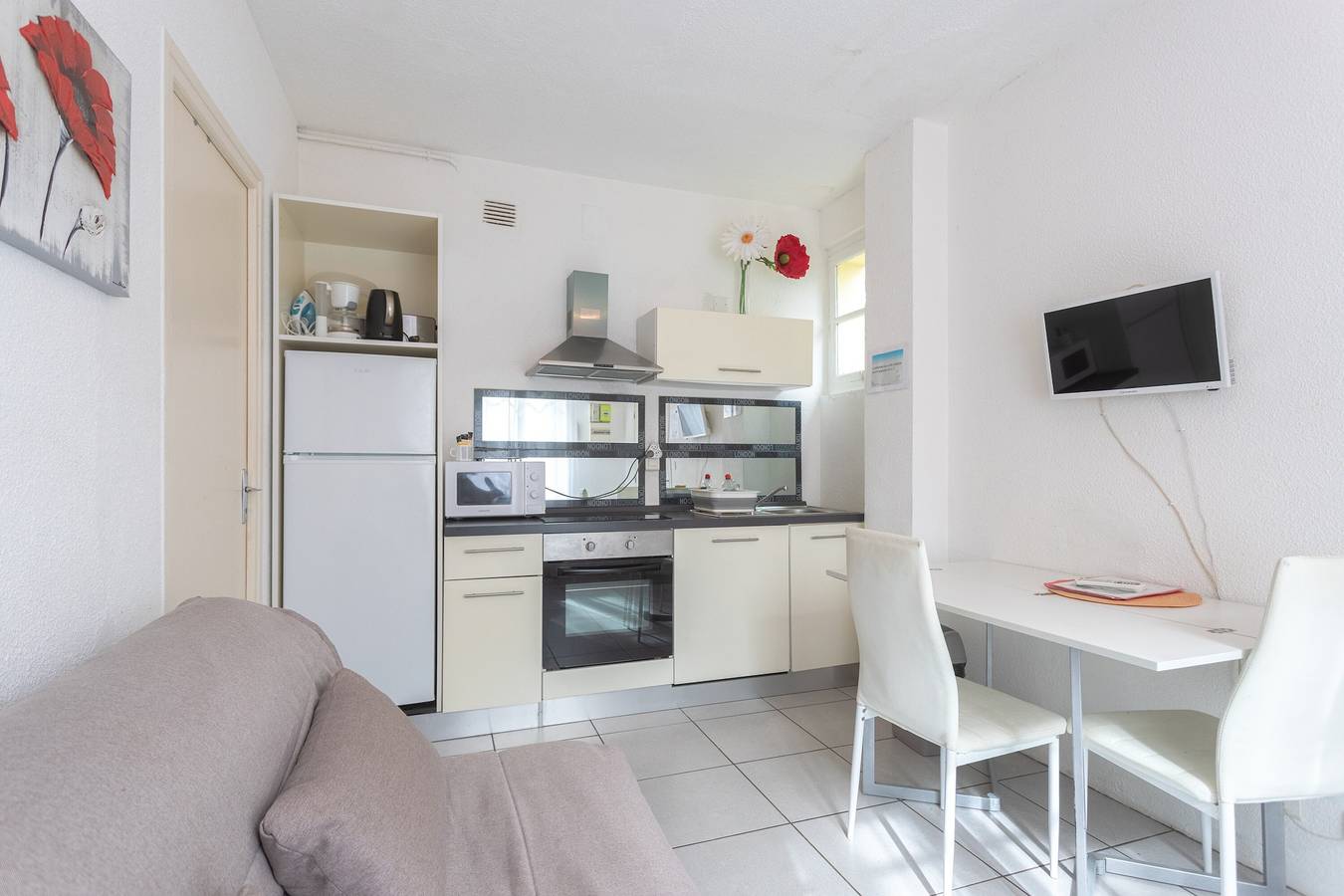 Appartement entier, Appartement avec jardin et terrasse à Lourdes, 2 personnes, calme et bien équipé in Lourdes, Hautes-Pyrénées