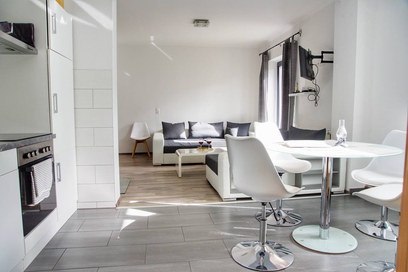 Hel lägenhet, Holiday Apartment "Lower Apartment 110sqm" with Private Terrace and Wi-Fi in Mönkebude, Oderlagunen