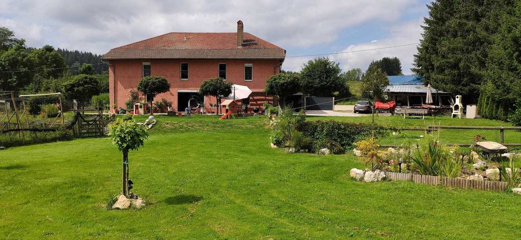 Gîte pour 4 personnes, avec Jardin et Vue à Chaux-des-Crotenay