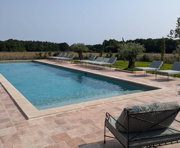 Gîte pour 12 personnes, avec terrasse et sauna ainsi que piscine et jardin