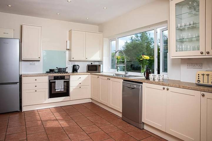 Log cabin for 10 people, with Hot tub and Garden in Brecon