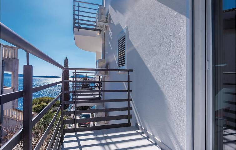 Ganze Ferienwohnung, Gemütliche Wohnung mit Terrasse, WLAN und Parkplatz, 1,5 km vom Strand entfernt in Brodarica, Šibenik-Knin