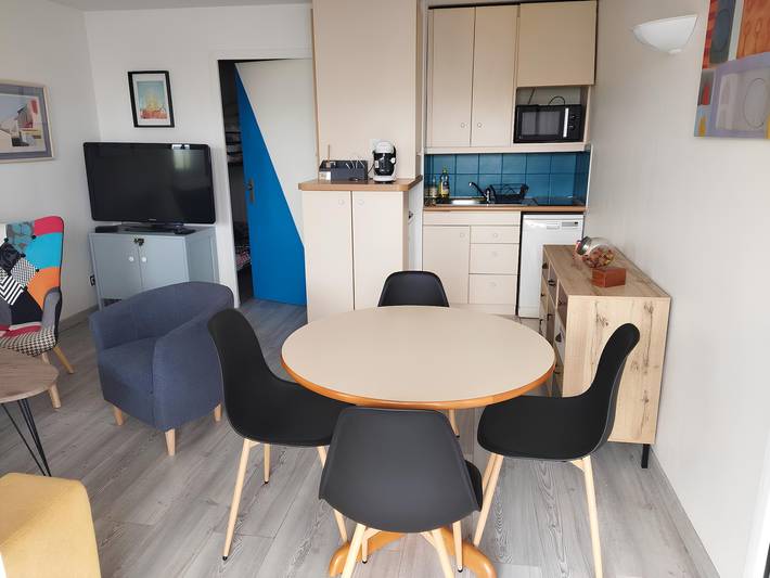 Entire studio, Studio Apartment 'Au Coeur De Quiberon' with Shared Pool, Balcony and Wi-Fi in Quiberon, Côte des Mégalithes