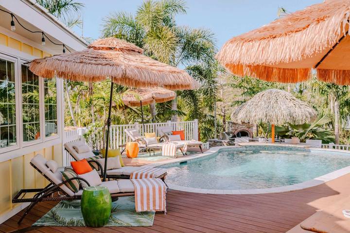 Vacation rental for 10 people, with balcony and yard as well as lake view, kid friendly in Southwest Florida