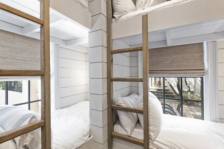 Vacation house for 19 people, with pool and balcony in Rosemary Beach