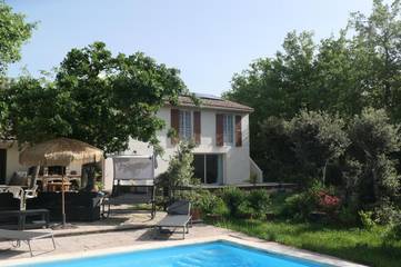 Gîte pour 2 personnes, avec piscine ainsi que vue et jardin à Villes-sur-Auzon