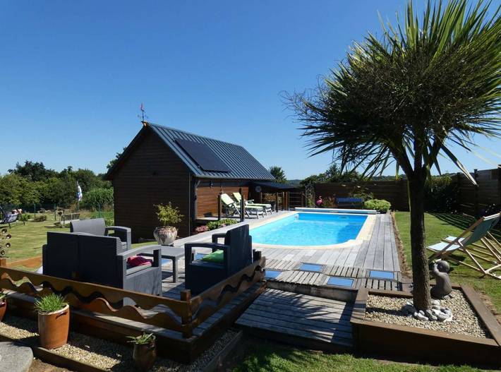 Gîte pour 2 personnes, avec jardin ainsi que piscine et terrasse dans Plougonver