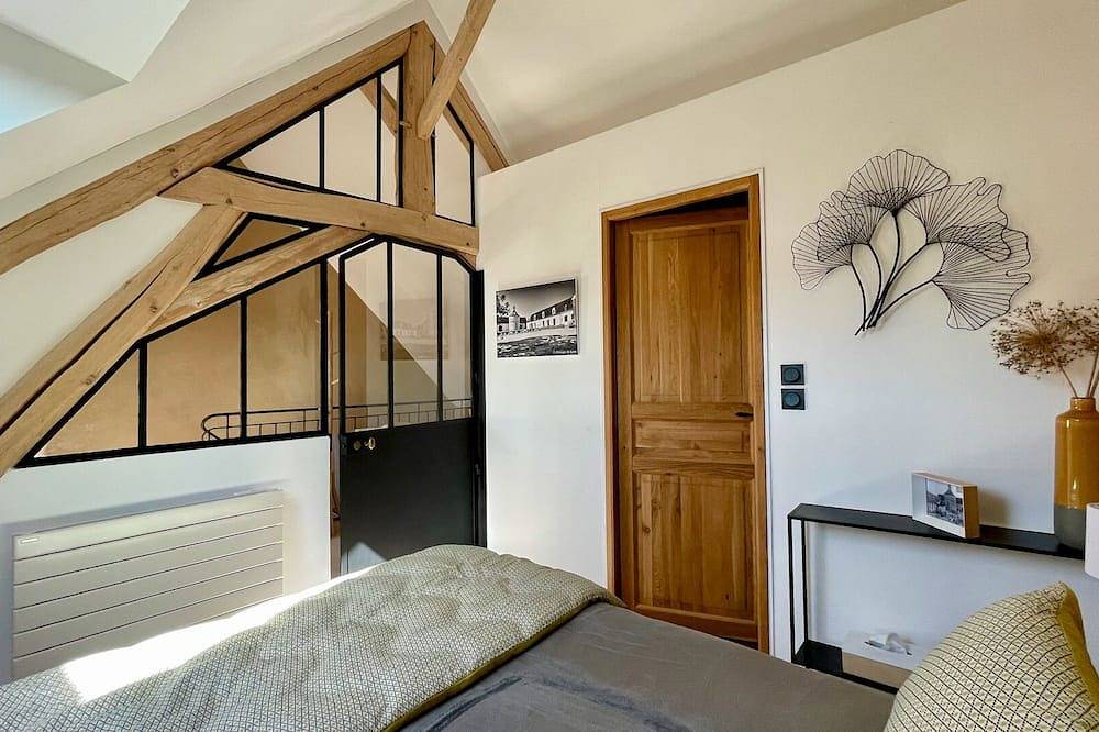 Nid douillet au Colombier vert, un gîte au cœur d'un jardin d'herboriste in Champlay, Région d'Auxerre