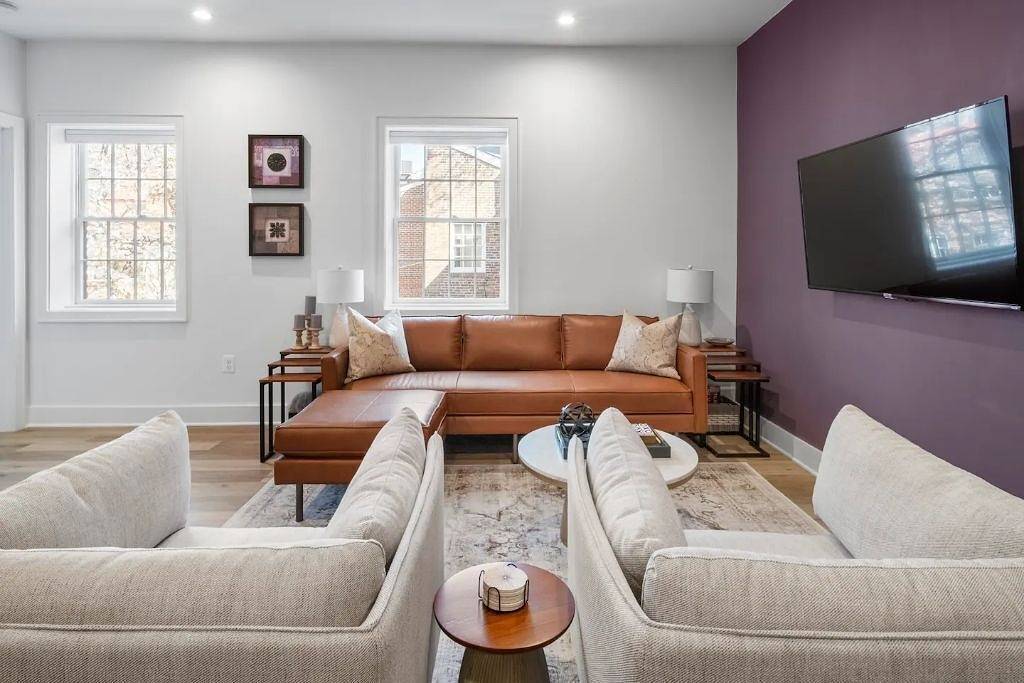 Ganze Wohnung, 1/2 Block from King Street, Elegant Old Town Oasis ~ King Bed♛ ~ Free Parking in Alexandria (VA), Alexandria City