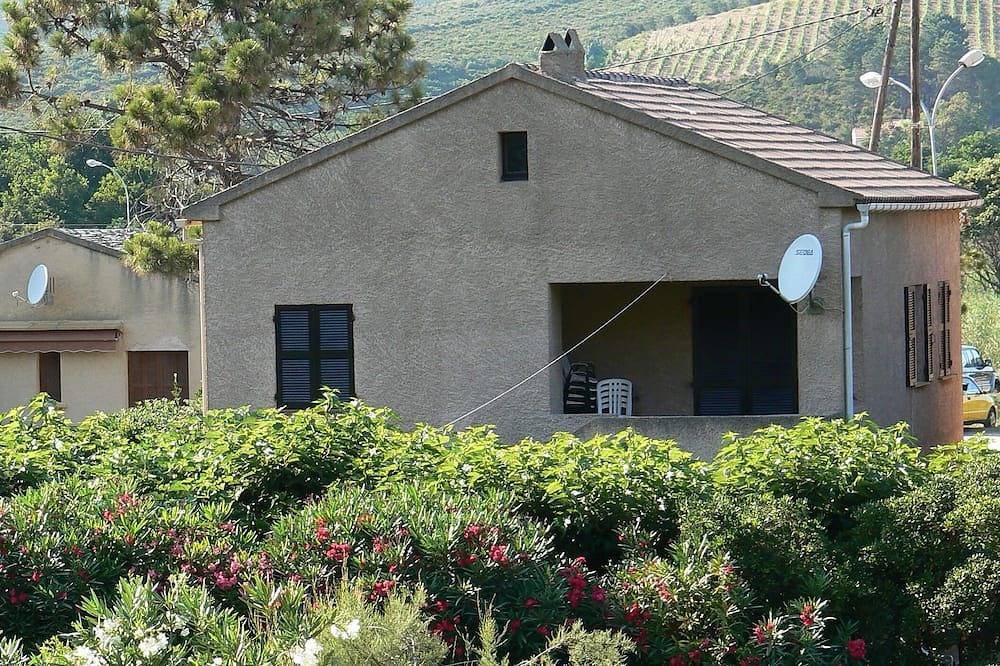 Appartement entier, 1er étage de la Maison Rose à 50 mètres de la plage de sable in Pietracorbara, Cap Corse