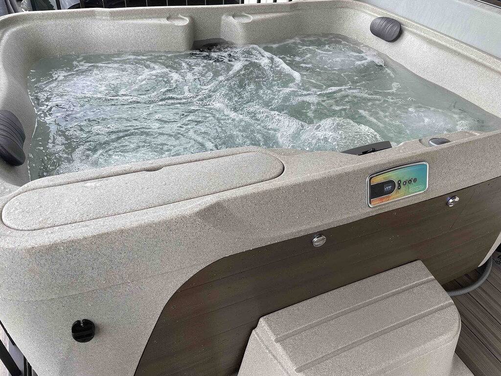 Cozy 2 Bed/Bath Cottage With Private Hot Tub in Holmes County