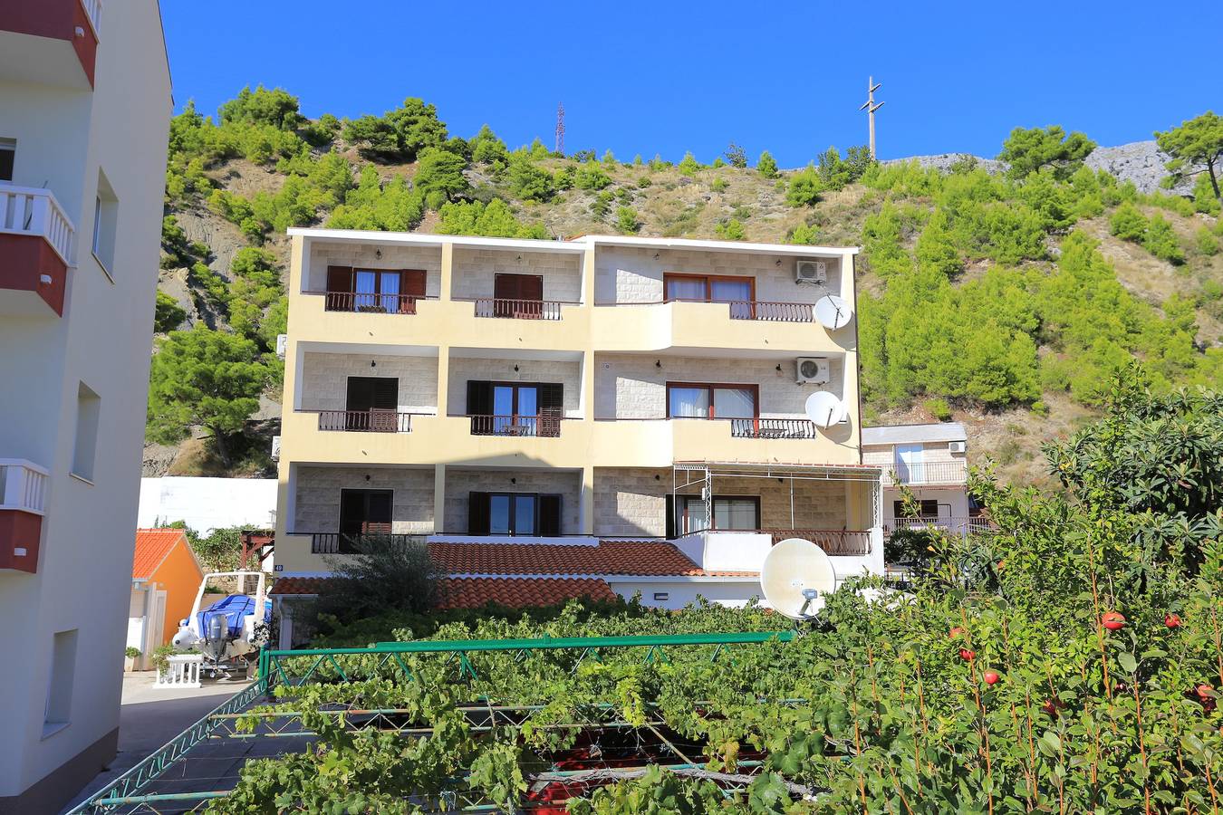 Entire apartment, Three bedroom apartment with terrace and sea view Duće, Omiš A-12687-b in Dugi Rat, Omiš-Riviera