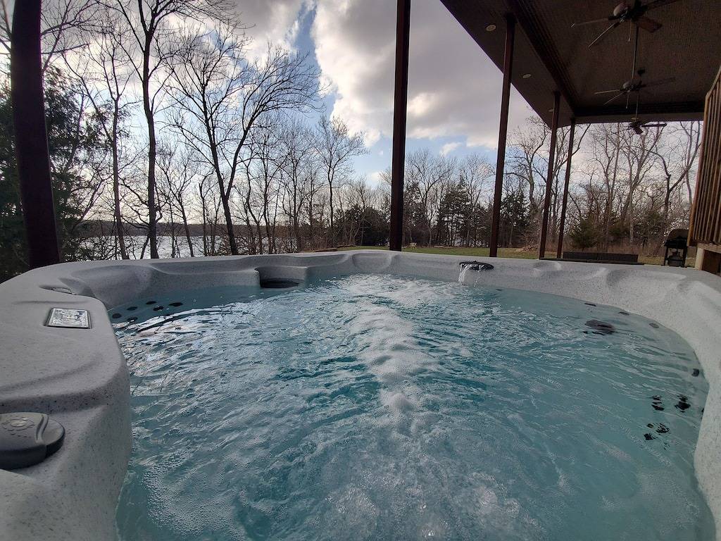 Serene Lake Home in Ozark Mountains