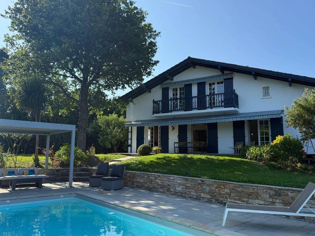 Villa Basque climatisée et piscine chauffée, jardin verdoyant in Arbonne, Région de Bayonne