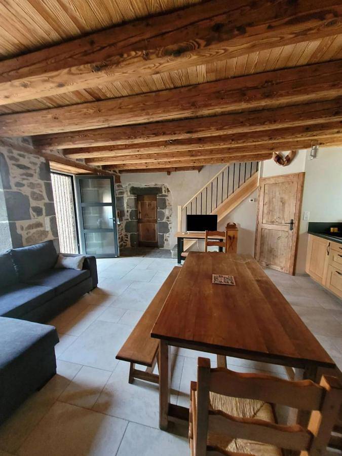 Location de vacances pour 9 personnes, animaux acceptés à Alleuze - 2