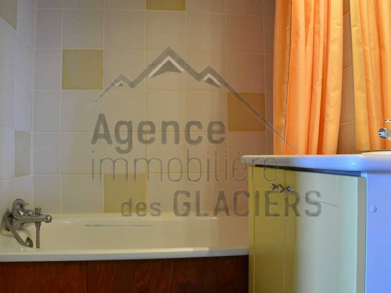 Estudio entero, Estudio renovado con balcón, cerca de pistas y comercios, aparcamiento gratuito, sin mascotas in La Plagne, Bellentre