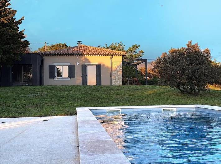 Location de vacances pour 6 personnes, avec Terrasse et Jardin ainsi que Piscine et Vue à Taulignan