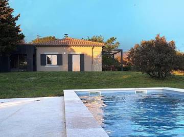 Cottage pour 6 personnes, avec vue et jardin ainsi que piscine et terrasse, animaux acceptés à Taulignan