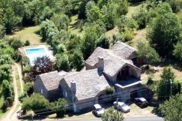 Location de vacances pour 15 personnes, avec terrasse et jardin à Mostuéjouls