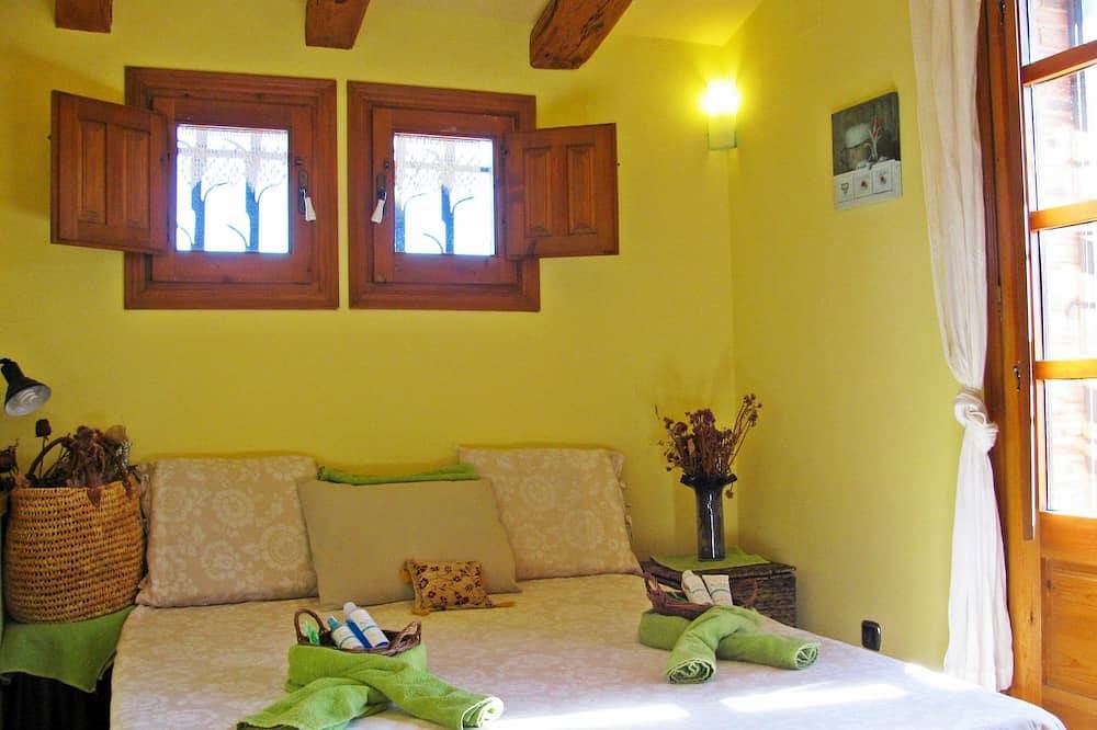 Beautiful and quiet villa near beach. Large garden, fenced pool and barbecue in Vandellòs i l'Hospitalet de l'Infant, Costa Dorada