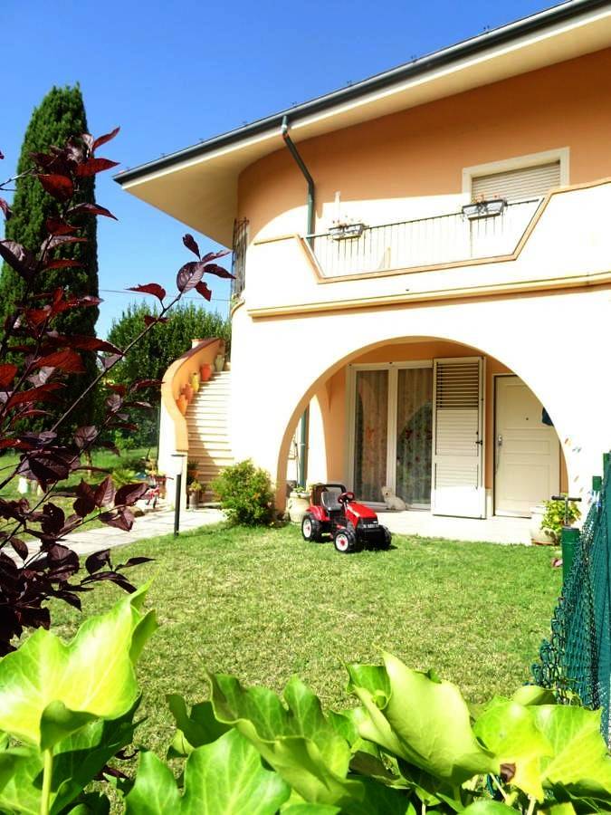 Casa vacanza per 5 persone, con Giardino e Panorama a San Costanzo