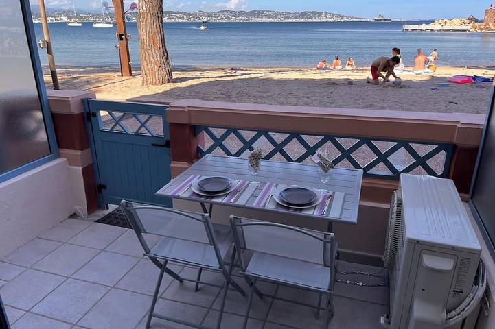 Ganze Wohnung, Studio + Alkoven am Strand mit Blick auf Cannes in Théoule-sur-Mer, Massif de l'Esterel
