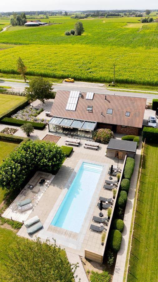 Location de vacances pour 24 personnes, avec Terrasse et Jardin ainsi que Piscine et Sauna dans Westvleteren (bière)