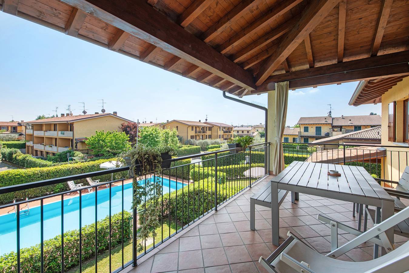 Ganze Wohnung, Ferienwohnung 'I Ciclamini 5' mit Gemeinschaftspool, Wi-Fi und Klimaanlage in Moniga del Garda, Gardasee-Berge