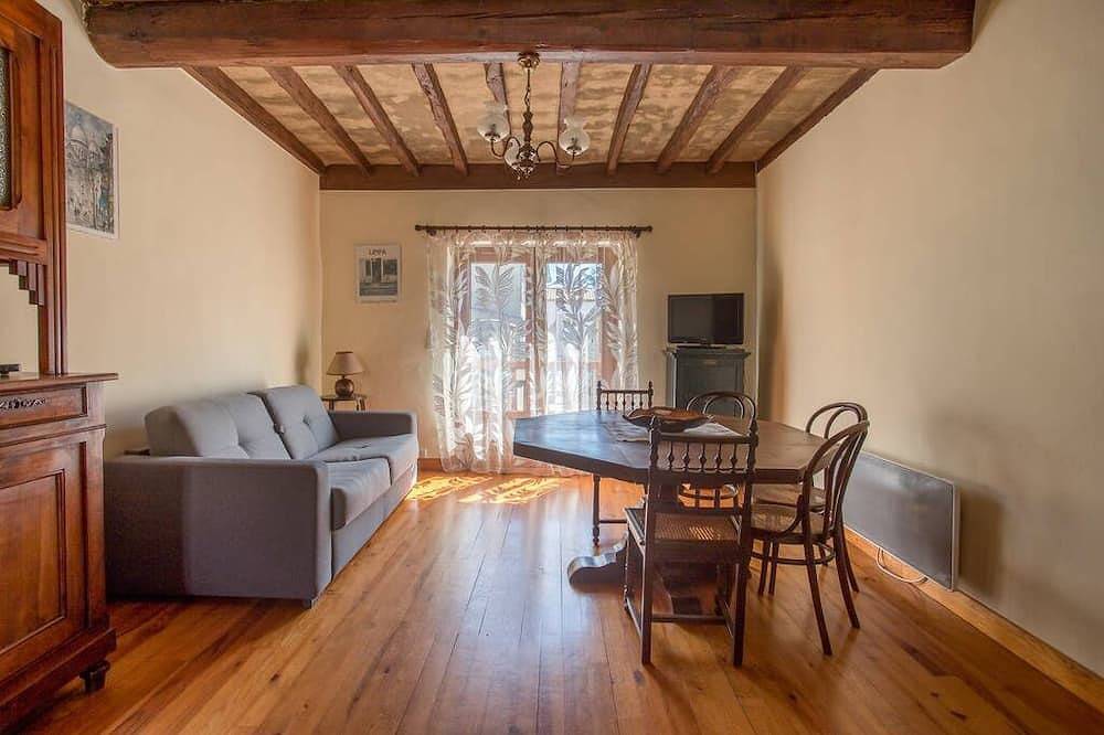 Apartamento independiente para 4 a 5 personas, centro de la ciudad y muy tranquilo. in Mirepoix (gastronomía), Ariège