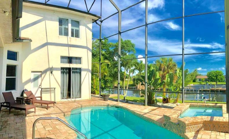 Holiday rental for 9 people, with terrace and hot tub as well as garden in Cape Coral